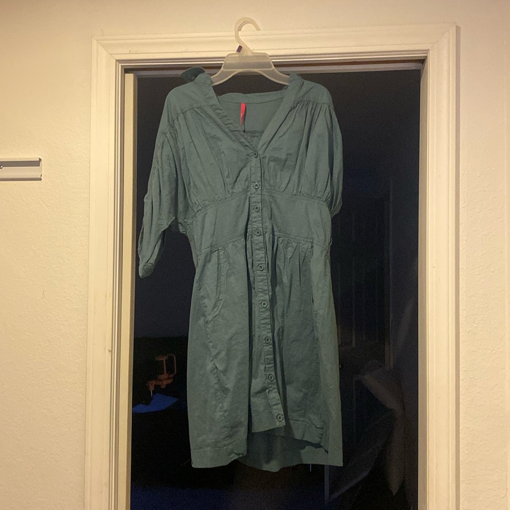 Collard, puffy short sleeved dress